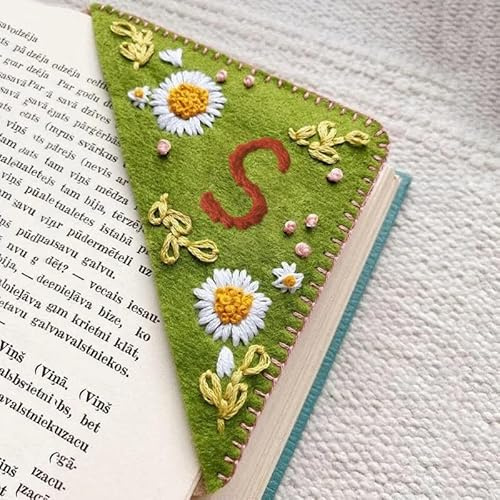 Litthing Handbesticktes Eck Lesezeichen, 26 Buchstaben Personalisierte Lesezeichens Jahreszeiten Dreieck-Lesezeichen aus Filz, Geschenke für Buchliebhaber Männer Damen