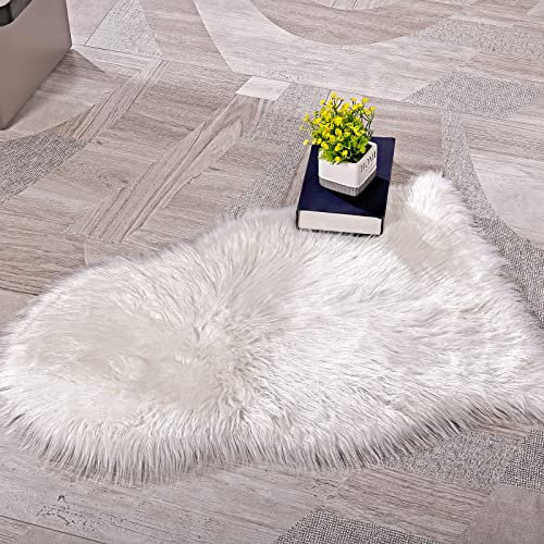 DAOXU Teppich Kinderzimmer Deko Fellteppich Kunstfell Fell für Stühle Schaffell Lammfell Kleiner Zimmer Schlafzimmer Deko lammfellimitat Teppiche Weiß - 60x90 cm
