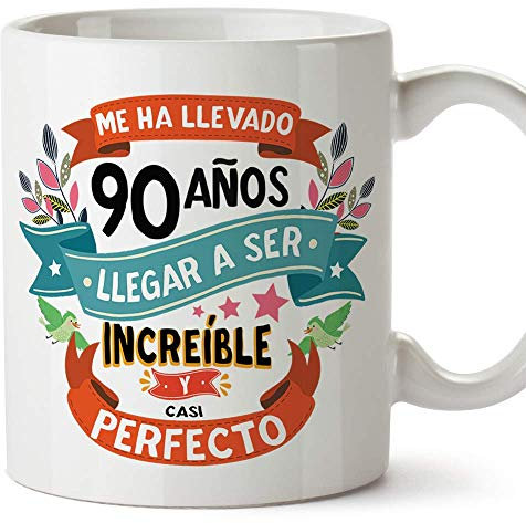 MUGFFINS Taza 90 Cumpleaños - Me ha Llevado 90 años Llegar a ser increíble y Casi Perfecto - Regalos Desayuno Feliz Cumpleaños