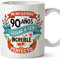 MUGFFINS Taza 90 Cumpleaños - Me ha Llevado 90 años Llegar a ser increíble y Casi Perfecto - Regalos Desayuno Feliz Cumpleaños