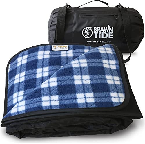 BRAWNTIDE Große wasserdichte Outdoor-Decke – dickes Fleece, warm, winddicht, sanddicht, Stuff Sack, Schultergurt, ideale Stadiondecke, Campingdecke, Stranddecke, Picknickdecke (Kariertes Blau)