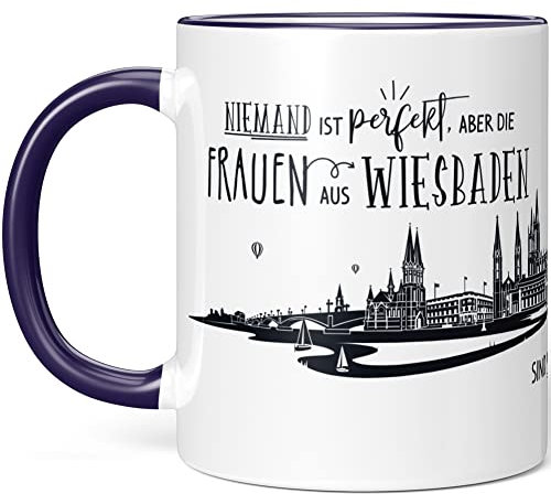 JUNIWORDS Tasse, Niemand ist perfekt, Aber die Frauen aus Wiesbaden sind verdammt nah dran, Lila (1006820)