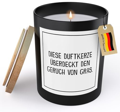 (HANDGEMACHT) Lustige Spruchkerze Party Geschenk Frauen Männer Gras Deko Sojawachs Kerze im Glas Schwarz Duftkerze Statement (VEGAN, ZITRUS)