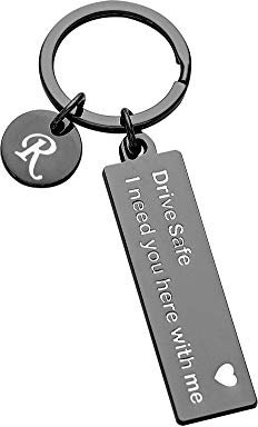 WINCSPACE Drive Safe Schlüsselanhänger 26 Buchstaben Schlüsselanhänger Drive Safe I Need You Here with Me Appreciatione Preesent Geschenk für Fahrer, Schwarz, Einheitsgröße