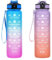 2 Stück Trinkflasche 1L, BPA-Frei Tritan Wasserflasche mit Strohhalm, Sport water bottle mit Zeitmarkierung für Fitness, Schule, Yoga, Outdoor (2 Stück Blau-Pink, Lila Hellorange)