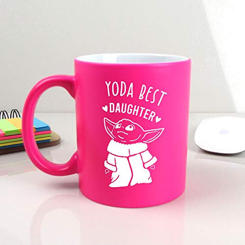 eBuyGB Personalised Coffee Mug, Neon Pink Baby Yoda Mug, 350ml Star Wars Themed Tea Cup, Funny Gifts for Daughter from Mum & Dad (Yoda Best Daughter)
