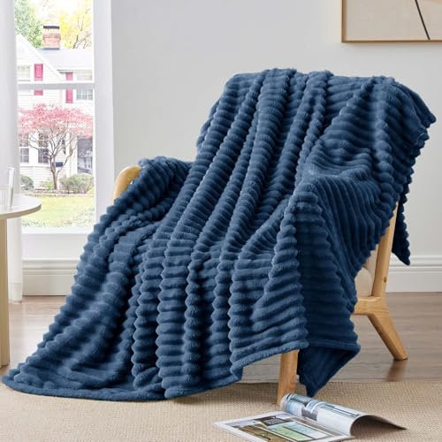 BEDELITE Kuscheldecke Flauschig Decke 150x200 - weiche XL Flanell Decken Blau für Couch, Deko Streifen Cord Fleecedecke Marineblau als Couch Überwurf für Wohnzimmer, Twin Blanket Wide Use