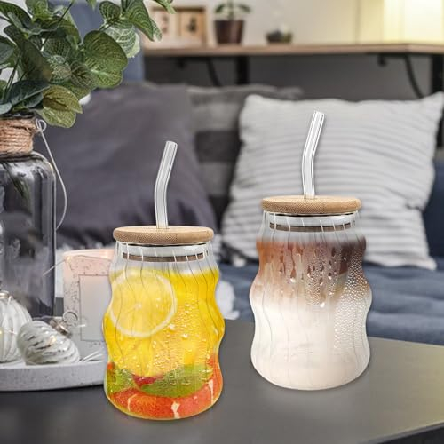AIHSUMC 2 Stück Cappuccino Kaffeegläser mit Glas Strohhalme Becherdeckel, 500ml Klare Glasbecher Latte Macchiato Gläser Set, Gerippte Vintage-Trinkgläser für Tee Kaffee Saft Milk, Spülmaschinenfest
