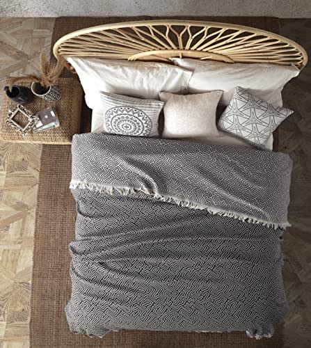 BOHORIA® Premium Tagesdecke Ubud - Bettüberwurf Wohndecke Wendedecke Kuscheldecke Sofadecke mit Muster (Obsidian Maze, 220 x 240 cm)