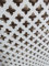 LaserKris Heizkörperschrank Wand Deko Kreuzgitter Sichtschutzgitter gelocht 3mm dicke MDF Platte (verschiedene Größen) KZ2 Muster (600 x 620 mm, grundiert weiß)