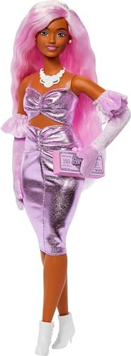 Barbie Deluxe Style Poupée Barbie en tenue tendance Barbiecore, avec chevelure rose, robe rose brillante et accessoires tels que des gants en velours, un sac à main et plus encore, HYV25