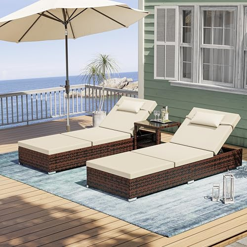 UDPATIO Sonnenliege 2 Personen Set, 3er Gartenmöbel Lounge Set Outdoor inkl. 2 Polyrattan Gartenliegen Wetterfest & 1 Tisch, Sonnenliegen Set für Garten, Terrasse, Balkon (Braun-meliert & Weiß Bezüge)
