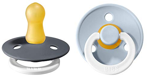 BIBS Colour Glow Schnuller 2er-Pack, BPA-frei. Leuchtet im Dunkeln, Kirschform Nippel. Naturkautschuk/Latex, Hergestellt in Dänemark. Größe 1 | 0+ Monate | 2-Pack, Iron NIGHT/Baby Blue NIGHT
