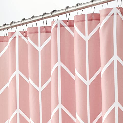 mDesign Duschvorhang mit Fischgrätmuster – nützliches Badaccessoire für Badewanne oder Duschkabine – dekorative Duschgardine mit 12 verstärkten Löchern – rosa