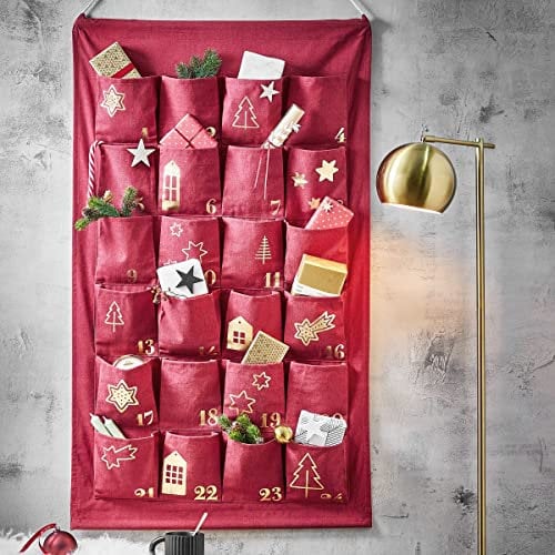BUTLERS Weihnachtskalender zum Befüllen, Adventskalender SANTA IS COMING Countdown Kalender zum Aufhängen, aus Stoff mit Holzleiste (Größe XXL: 123 x 71cm) Weihnachtsdeko