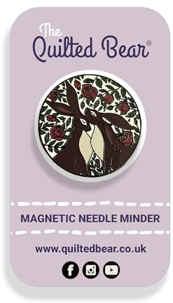 The Quilted Bear Needle Minders - Magnetischer Emaille-Nadelhalter für Nähnadeln, Nähnadeln, Sticknadeln, Kreuzstichnadeln -Hasen & Rosen