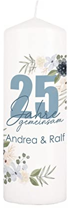 Herz & Heim® Hochzeitskerze mit Namen des Ehepaares Stumpenkerze Weiß 7 cm x 20 cm (Ø/H) Silberne Hochzeit