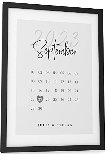 Papierschmiede® Personalisierter Kalender mit Namen | DIN A4 (21x30 cm) Bilderrahmen wählbar | Poster Geschenke fertig gerahmt, Personalisiertes Bild Geschenk Jahrestag Hochzeit „Wedding Calendar“