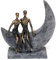 Brillibrum Design Skulptur Liebespaar Mond Schaukel aus Polyresin gefertigt Bronze farbende Kunst Figur Freundschaft Statue Moon Liebevolle Deko (Variante 1)