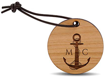CHRISCK design Schlüsselanhänger mit Gravur Initialen Anker aus echtem Vollholz und Lederschnurr Valentinstaggeschenk für Freunde, Paare, Partner perfekte Geschenkidee zum Valentinstag
