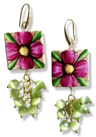Orecchini in ceramica con fiori fucsia e pietre dure verdi