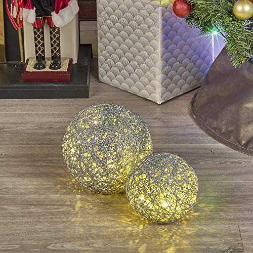 URBNLIVING 2er Set beleuchtete LED Weihnachtskugeln Warmweiß Licht Xmas Kugeln Stimmungslichter Weihnachten Fenster Display Dekoration Batteriebetrieben 3 x AA (Silber mit Glitzer)