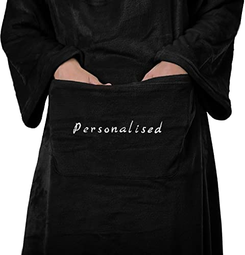 DecoKing Kuscheldecke mit Namen Personalisiert mit Ärmeln Geschenke für Frauen und Männer 150x180 cm Schwarz Ärmeldecke Microfaser TV Decke Lazy