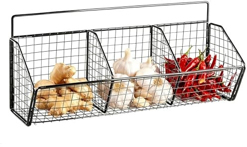 ZoeQide Wandkorb Metall Schwarz mit 3 Fächern Hängekorb Küche ohne Bohren | Offenes Gitter hält Zwiebeln, Knoblauch und Ingwer getrennt und macht Vorräte in Speisekammer oder Vorratsraum erreichbar.