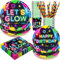 BOIKOKY Let's Glow Lot de 120 fournitures de fête d'anniversaire jetables et radieuses avec assiettes, serviettes, tasses et pailles | Pour 24 personnes