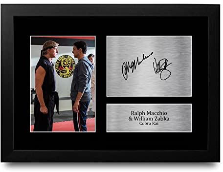 HWC Trading FR A4 Ralph Macchio & William Zabka Cobra Kai Geschenke Gedrucktes Signiertes Autogramm Foto für Fans von Fernsehshows - A4 Framed