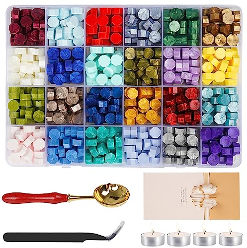 Siegelwachs Perlen Set, 24 Farben 600 Stück Siegelstempel Achteckig mit 1 Löffel, 4 Weißen Kerzen und 1 Pinzette für Wachs Umschlägen, Briefe, Hochzeitseinladungen Karten und DIY