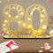 Seutgjie Deko 80 Geburtstag Frau Mann, Geldgeschenke Geburtstag 80 Originelle Holz Schild Gästebuch mit LED Lichterkette für Männer Frauen Jubiläum Tischdeko 1945-2025