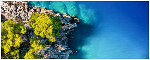 Wallario Glasbild Felsige Küste mit Bäumen von Oben - 50 x 125 cm Wandbilder Glas in Premium-Qualität: Brillante Farben, freischwebende Optik
