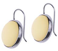 Adi Modeschmuck eleganter Ohrring 'Gila', 15mm Polaris Cabochon in einer dunklen Fassung mit Haken, handgefertigt in Berlin (Beige)