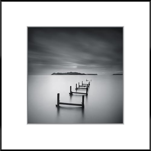 STYLER Gerahmtes Bild Jetty 5 40 x 40 cm I Schwarz-Weiß Fotografie ruhiger See und Holzsteg minimalistisches Design I Wandbild Wohnzimmer Schlafzimmer Büro I Wanddeko Modern Bild mit schwarzem Rahmen