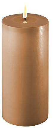 LED Kerze Deluxe Homeart, Indoor LED-Kerze mit realistischer Flamme auf einem Echtwachsspiegel, warmweißes Licht - Karamellbraun 10 x 20 cm