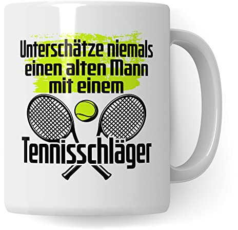 Tasse Tennisspieler, Unterschätze niemals einen alten Mann mit einem Tennisschläger Spruch, Tennis-Spielerin Geschenk lustiger Spruch Tennisprofi Tennisliebhaber, Geschenkidee Spielpartner (Weiß)