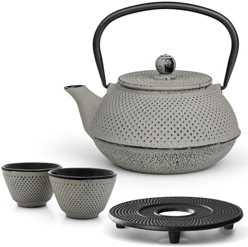 Bredemeijer kleine Guss-Teekanne Induktion 0.8 Liter im Set - graue Asia Gusskanne mit Edelstahlfilter-Siebeinsatz Untersetzer & 2 Teebecher(Tassen)
