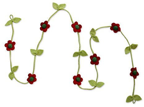 NOVICA Holiday Begonias Girlande aus Wollfilz
