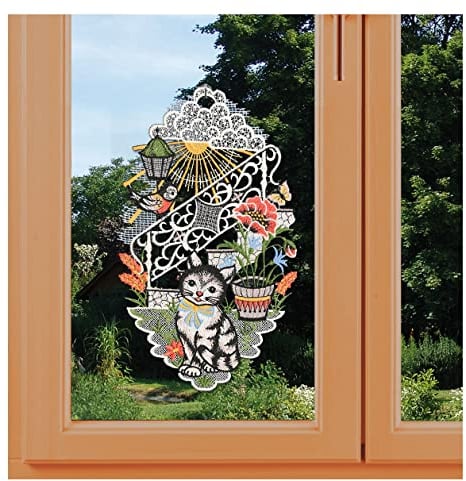 Fensterbild Kätzchen mit Laterne Vogtländische Spitze | Sommerliche Fensterdeko mit Katze inkl. Saughaken | Spitzenbild mit Gartenmotiv und Blumen | Geschenkidee Höhe x Breite 29 x 18 cm