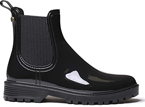 TONI PONS Damen-Gummistiefelette. Sie ist in dunklen und glänzenden Tönen gefertigt.