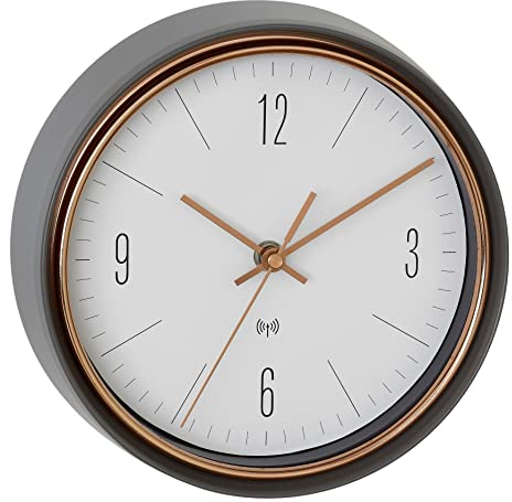 TFA Dostmann Design Funk-Wanduhr, 60.3547.10, kupferfarbene Zeiger, Metallrahmen, analoge Funkuhr, ideal für Wohnzimmer/Küche/Geschenkidee, 22,3 x 7 cm, grau