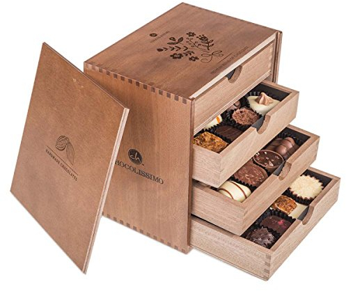 CHOCOLISSIMO - Pralinen Geschenk - Schokolade Geschenk - mit Alkohol - 40 edle Pralinen in Holzbox mit Blumenmotiv - Geburtstag Geschenk für Frauen, Mama, Freundin, Oma, Valentinstag, Renteneintritt