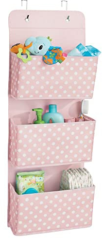 mDesign Hängeaufbewahrung mit DREI Taschen – Kinderzimmer Aufbewahrung aus Polypropylen für Kinderschuhe und Kinderkleidung – Taschengarderobe zum Hängen mit Pünktchen-Muster – rosa/weiß