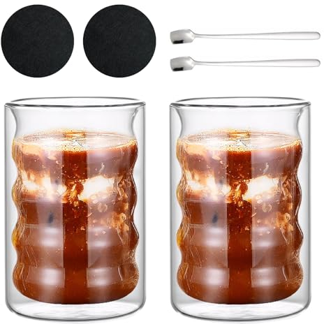 Gigtoop Tasse à Café Double Paroi,2 X 350ML Tasse Verre Double Paroi Ensemble,avec 2 Cuillères et 2 Sous-Verres, Verre Strié, Ensemble de Verre Double Paroi pour Café, Jus,Latte Cappuccino