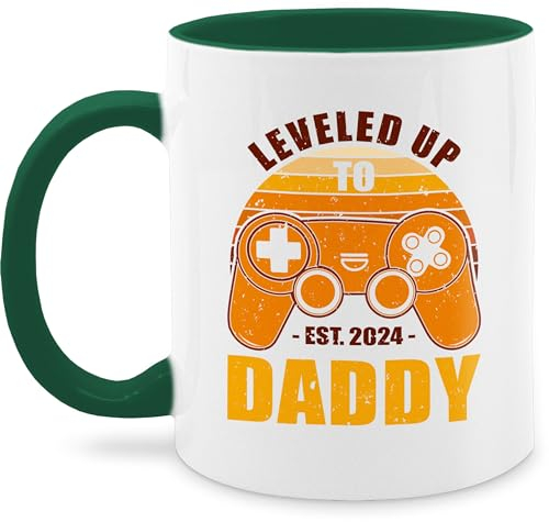 Tasse Tassen 325ml - Geschenk zum Vatertag - Leveled Up to Daddy Est 2025-325 ml - Dunkelgrün - dad vatertagstasse vatertagsgeschenk papa 2024 kaffeetasse du wirst vatertagtasse männertag
