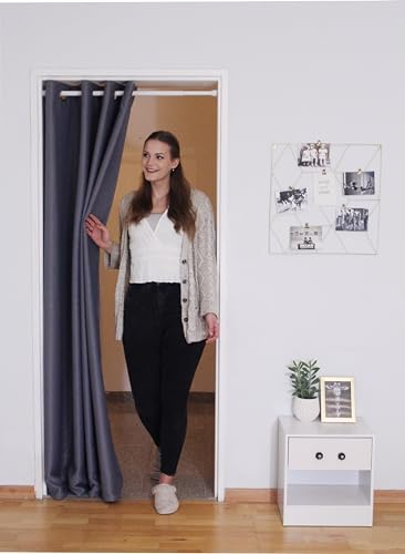 tinycurtains, Türvorhang mit Teleskopstange, einfache Montage in nur 1 Minute ohne Bohren (Türgardine grau H195 x B150 cm + Stange weiß B55-90 cm)