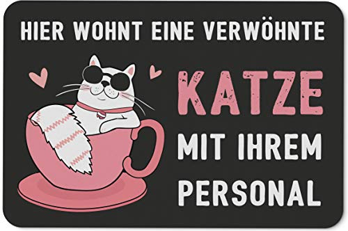 Fußmatte mit Spruch Hier wohnt eine verwöhnte Katze mit Ihrem Personal - Türmatte lustig für innen & außen - Waschbar - Geschenk für Katzenbesitzer