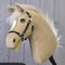 LarDen Hobby Horse Dancing Lady mit schwarzem Halfter - Größe S, HANDGEFERTIGTES Stockpferd Für Kleine, Große Kinder mit Zubehör | Spielpferd, Hobbyhorse, Pferd Zum Reiten Spielzeug, Hobby Horsing