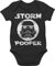Baby Body Junge Mädchen - Sprüche - Storm Pooper Vintage - 3/6 Monate - Schwarz - witzige babykleidung babymode witzig spruch poop bodys strampler nerd babybody mit sprüchen spruche nerdy